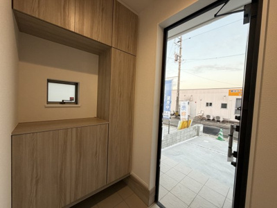 【玄関】 | 読谷村喜名Ⅱ（全11棟）I号棟 | I号棟　十分な収納付き玄関♪