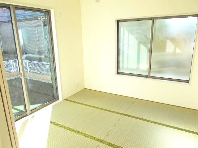 リーブルガーデンS第12吉岡町下野田　1号棟の和室|4.5帖和室♪和室があれば、来客や子供用のスペースとして活躍しますよ！