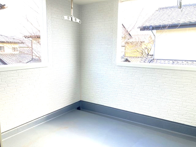 リーブルガーデンS第12吉岡町下野田　1号棟のバルコニー|陽当たり良好なインナーバルコニーです。布団もゆったり干せる広さがあります。