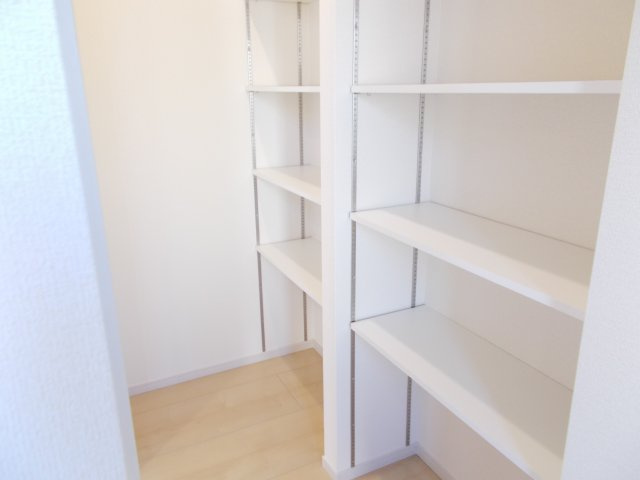 リーブルガーデンS第12吉岡町下野田　1号棟の収納|シューズインクローク付き！
靴以外にも趣味の道具の収納に便利！