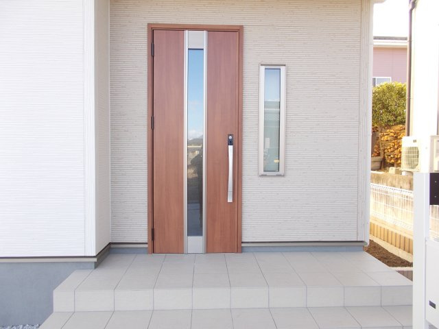 リーブルガーデンS第12吉岡町下野田　1号棟の玄関|玄関もキレイです。お掃除しやすいタイル敷！