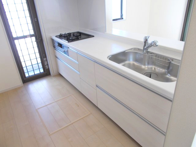 リーブルガーデンS第12吉岡町下野田　1号棟のキッチン|人気のカウンターキッチン採用です☆ゴミ出しに便利な勝手口付き！
コンロも３口ご用意しています！調理スペースも広くストレスなくお料理できます。
浄水器つきなので美味しいお水も飲めますよ♪