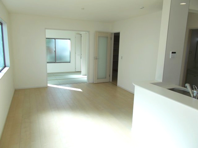 リーブルガーデンS第12吉岡町下野田　1号棟の居間・リビング|人気の対面式キッチンを配した空間はお好みの家具も合わせやすく、家族がくつろぐ快適な空間造りをサポート。窓からは明るい陽光が差し込みます。