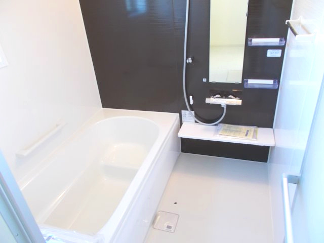 リーブルガーデンS第12吉岡町下野田　1号棟の浴室|１坪タイプのフルオートバスです！
足を延ばして入れる広さなので一日の疲れも癒されますよ♪
室内物干しや浴室乾燥機もあるのでお天気の悪い日にはランドリースペースとしてもご利用できます！