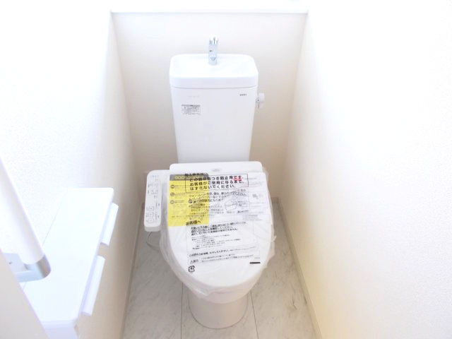 リーブルガーデンS第12吉岡町下野田　1号棟のトイレ|1階トイレです。清潔感のある白を基調としています。
温水洗浄・便座暖房機能の付いた快適なトイレです☆