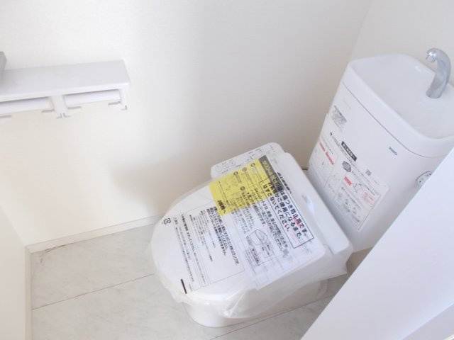 リーブルガーデンS第12吉岡町下野田　1号棟のトイレ|2階トイレです。清潔感のある白を基調としています。