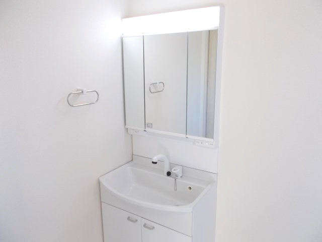リーブルガーデンS第12吉岡町下野田　1号棟の独立洗面台|シャワー水栓付き洗面台で朝の身支度もバッチリです！
洗面台には収納スペースもあり洗面室もすっきり片付きますよ！