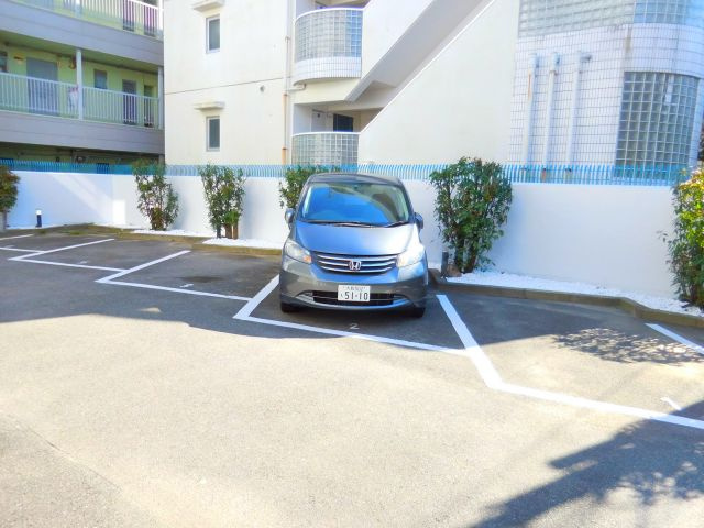 高槻市寿町２丁目の賃貸マンションの駐車場