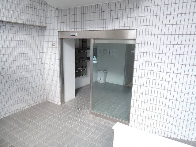高槻市寿町２丁目の賃貸マンションのエントランス