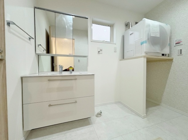 練馬区桜台4丁目 全6棟 E号棟の独立洗面台|使いやすい三面鏡の洗面台
鏡裏やベースキャビネットなど収納スペースもしっかり設けているので水回りをキレイにお使いいただけます
ガス衣類乾燥機「乾太くん」設置(E号棟)