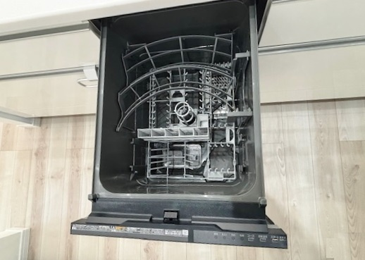 練馬区桜台4丁目 全6棟 E号棟のキッチン|食後の片づけに便利な食器洗乾燥機が標準装備です 時間が有効活用でき、節水にもなります