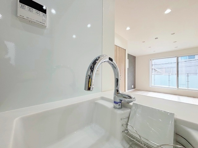 練馬区桜台4丁目 全6棟 E号棟のキッチン|衛生的にお料理ができるタッチレス水栓
水栓に触れなくてもセンサーに手をかざすだけで吐水／止水ができます