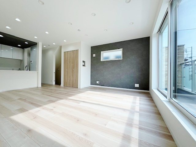 練馬区桜台4丁目 全6棟 E号棟の居間・リビング|2階LDK20.2帖　南側バルコニーから豊かな採光が注ぎ込み、明るくリビングを照らしてくれます(E号棟)