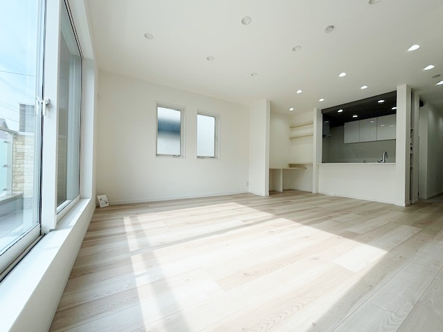 練馬区桜台4丁目 全6棟 E号棟の居間・リビング|リビングにはカウンターが設置してあり、お子様のお勉強やテレワークなどにお使い頂けます(E号棟)