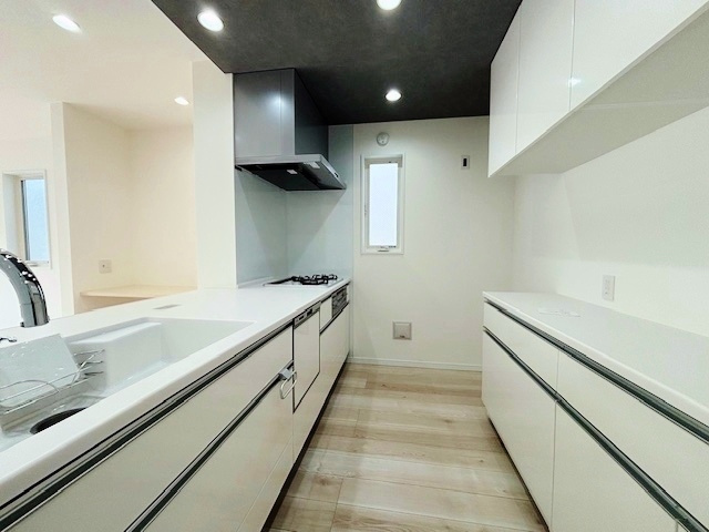 練馬区桜台4丁目 全6棟 E号棟のキッチン|人気の対面式キッチンには食洗機を標準装備です(E号棟)