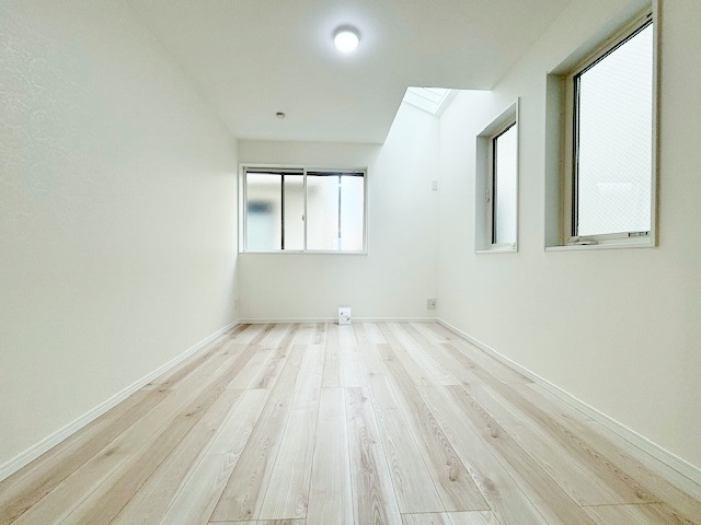 練馬区桜台4丁目 全6棟 E号棟の洋室|1階6帖洋室　トップライトを設け柔らかな自然光が差し込む心地よい空間を実現(E号棟)