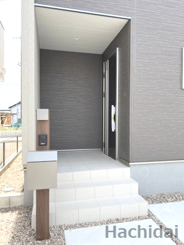 碧南第66照光町　新築住宅＜2号棟＞のエントランス