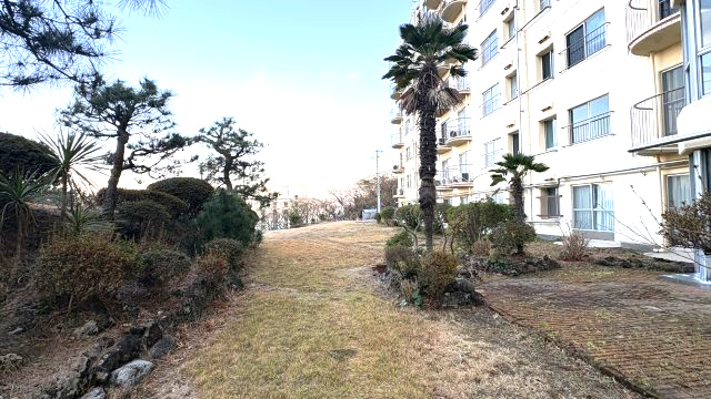 伊東ヴィラ山の上　8階　伊東市岡　の庭|綺麗に手入れされている庭は、四季の移ろいを感じられる癒しの空間です。