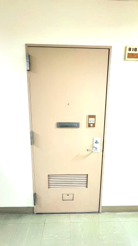 伊東ヴィラ山の上　8階　伊東市岡　の玄関|玄関はクリーム色の扉となっております。