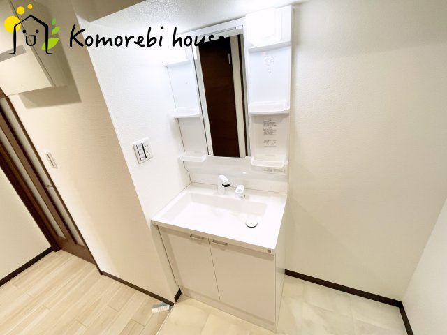 ソフィア上尾B棟の独立洗面台|朝の支度にも助かる、独立の洗髪洗面化粧台