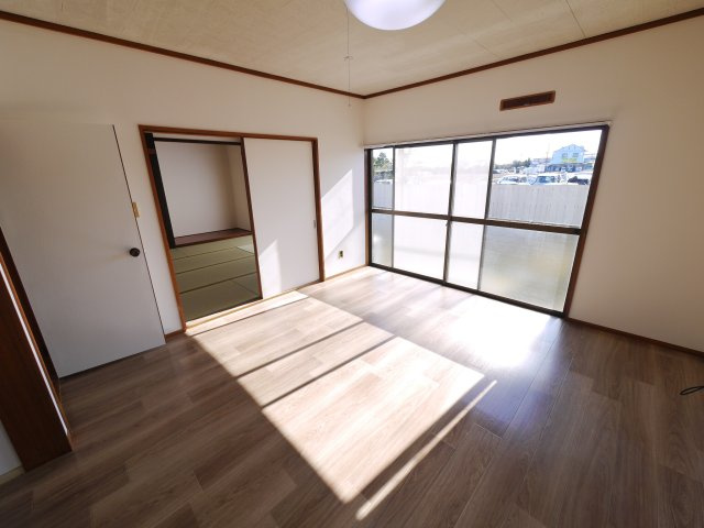 山武市白幡　中古戸建の居間・リビング|内装リフォーム済み令和8年1月　４LDK  リビング約15.5帖 ユニットバス 給湯器・コンロ交換