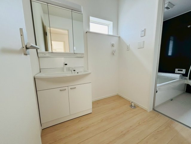 七栄第３３　新築戸建て　５号棟の独立洗面台