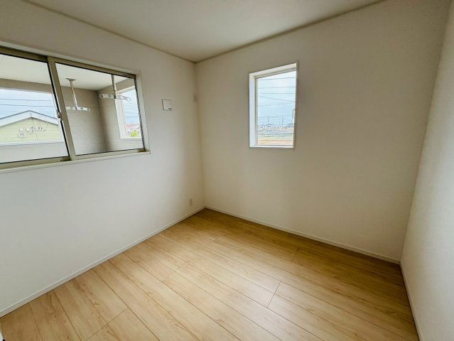 七栄第３３　新築戸建て　５号棟の洋室