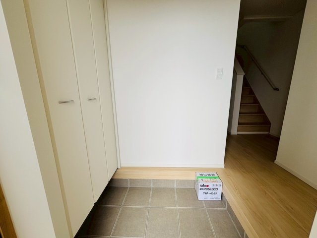 七栄第３３　新築戸建て　５号棟の玄関