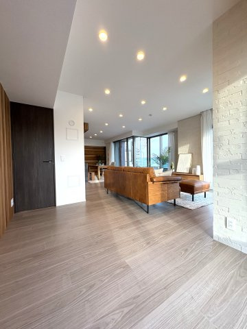 SKY & OCEAN TERRACE ヴェレーナグラン江ノ島鵠沼海岸の居間・リビング