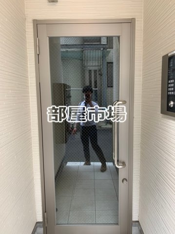ブライトステージ千束Ａ棟のエントランス