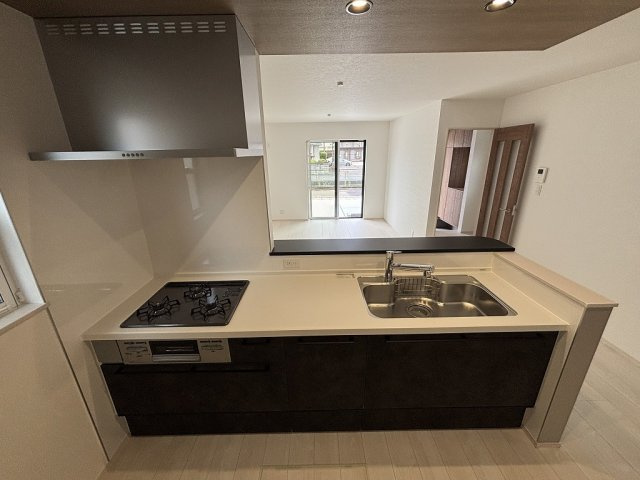 小牧市小牧１丁目　新築戸建　1号棟のキッチン|シックな色のキッチンです☆
