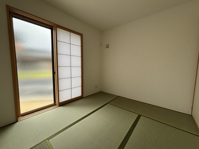 小牧市小牧１丁目　新築戸建　1号棟の和室|明るい陽射しが入る和室です☆