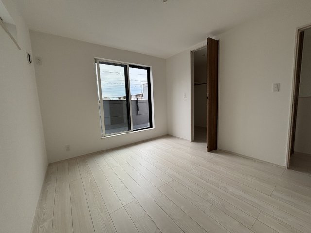 小牧市小牧１丁目　新築戸建　1号棟の洋室|バルコニーに面している洋室です