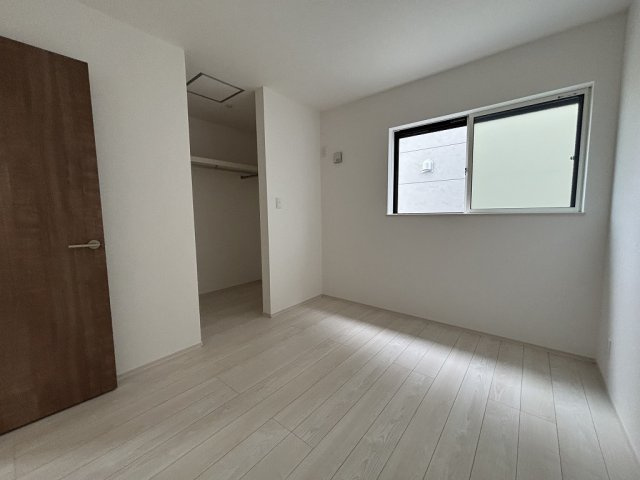 小牧市小牧１丁目　新築戸建　1号棟の洋室|明るい洋室です