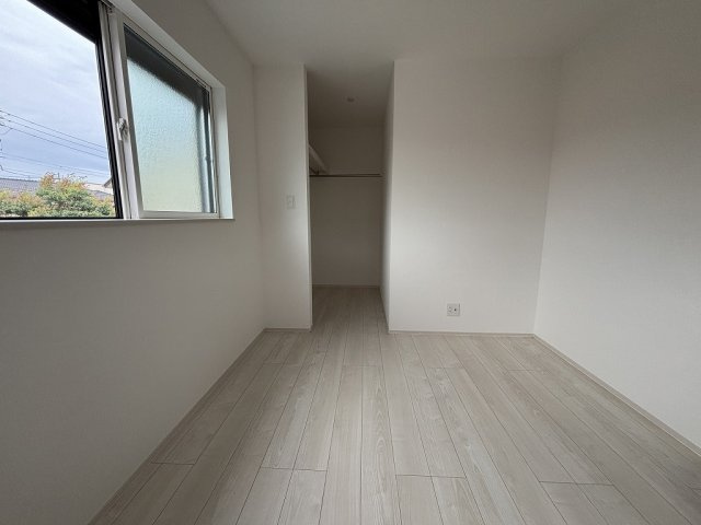 小牧市小牧１丁目　新築戸建　1号棟の洋室|明るい洋室です