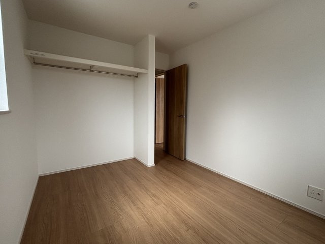 小牧市小牧１丁目　新築戸建　2号棟の洋室|明るい陽射しが入る洋室です☆