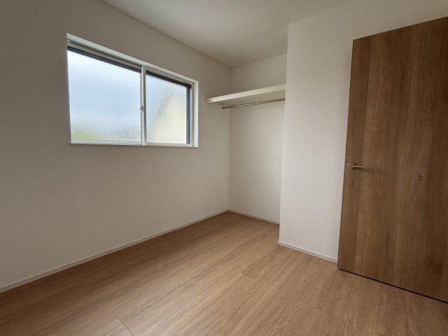 小牧市小牧１丁目　新築戸建　2号棟の洋室|明るい陽射しが入る洋室です☆