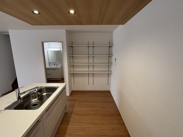 小牧市小牧１丁目　新築戸建　2号棟のキッチン|キッチン横にはパントリー付き☆