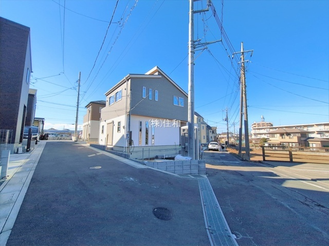 富士見市羽沢１丁目の新築一戸建の前面道路含む現地写真
