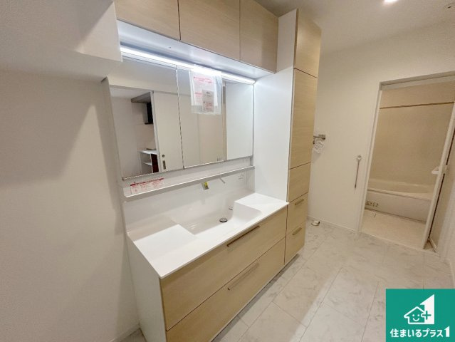 三田市つつじが丘南　新築一戸建ての独立洗面台|清潔感のある洗面台です。フラットな鏡は掃除がしやすく毎日清潔！鏡裏には収納があるのでスッキリとした洗面台が保てます。