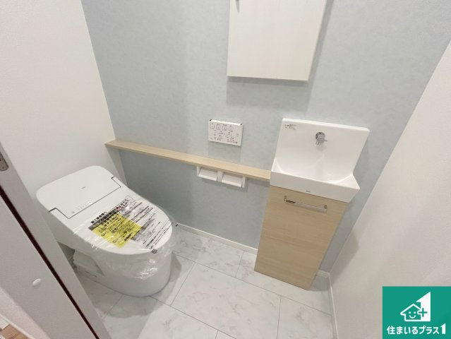 三田市つつじが丘南　新築一戸建てのトイレ|1・2階の2ヶ所にあるので、朝の忙しい時間の順番待ちもなく、深夜の利用にも大変便利です。