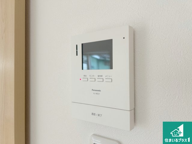 三田市つつじが丘南　新築一戸建ての防犯設備|カラーモニターインターホン！声だけでなく来訪者の姿や顔がモニターで確認できるので、小さなお子様がいらっしゃるご家庭でも安心できます！