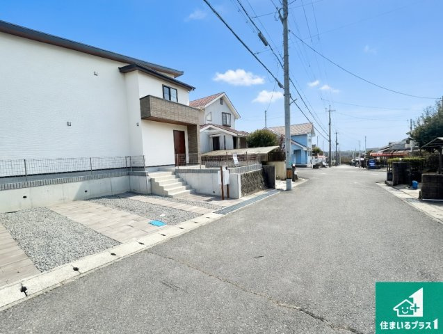 三田市つつじが丘南　新築一戸建ての前面道路含む現地写真|周辺は閑静な住宅街！前面道路広々で車の出し入れも便利です。駐車が苦手な方でも安心して車庫入れできます！