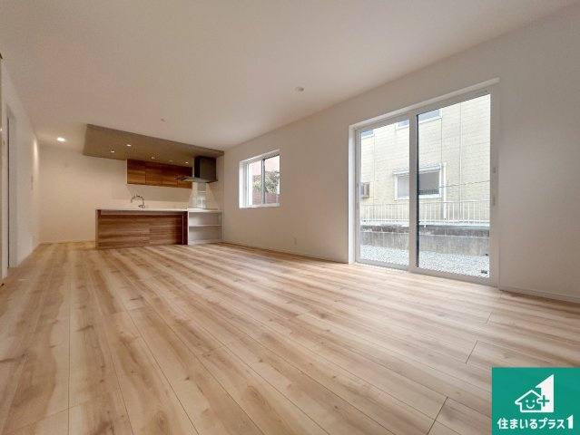 三田市つつじが丘南　新築一戸建ての居間・リビング|日当たり良好の明るいリビングで朝の目覚めもスッキリできそう！対面キッチンでご家族のコミュニケーションも自然と増える設計！小さなお子様が遊ぶスペースを作っても広々とくつろげるLDK！