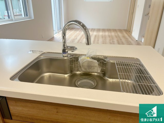 三田市つつじが丘南　新築一戸建ての設備|浄水器を内蔵！炊飯時、お茶を作る時に安心してお水を使えます！お湯と冷水、浄水と原水、シャワーの切替えもワンタッチです！