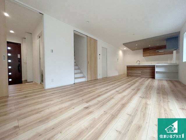 三田市つつじが丘南　新築一戸建ての居間・リビング|日当たり良好の明るいリビングで朝の目覚めもスッキリできそう！対面キッチンでご家族のコミュニケーションも自然と増える設計！小さなお子様が遊ぶスペースを作っても広々とくつろげるLDK！