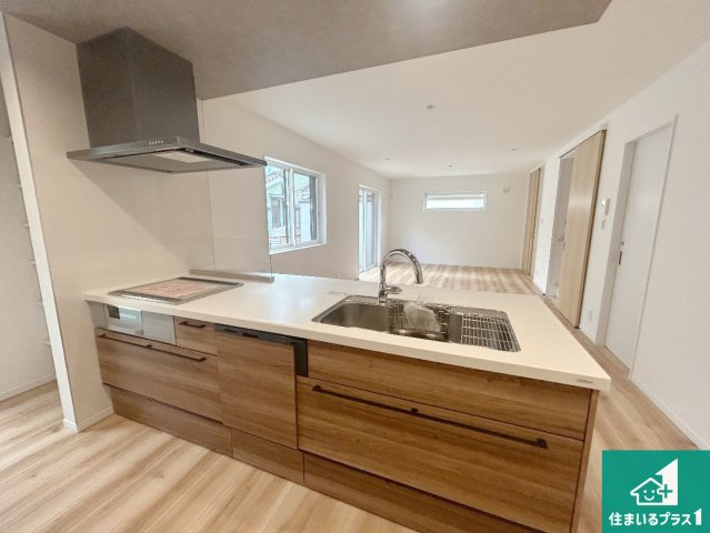 三田市つつじが丘南　新築一戸建てのキッチン|リビングと統一感があり、使い勝手のいいキッチン。広々としているので、二人並んで作業が出来ちゃいます。お子様と一緒に色々なお料理に挑戦できるスペースがあります。