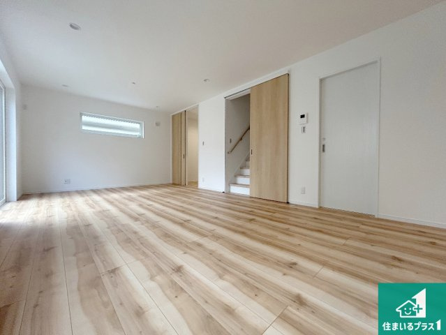 三田市つつじが丘南　新築一戸建ての居間・リビング|シンプルなリビングは、観葉植物等のインテリアを楽しめますね！パパ好みにも、ママ好みにも家具次第で雰囲気を変えることができます！