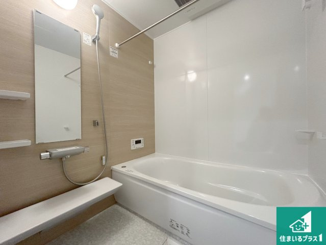 三田市つつじが丘南　新築一戸建ての浴室|足をゆったり伸ばして寛げる浴槽です。窓が設けられていますので差し込む光が明るく穏やかな雰囲気にしてくれます♪浴室乾燥機も設置しているので、雨の日の洗濯物も安心です♪