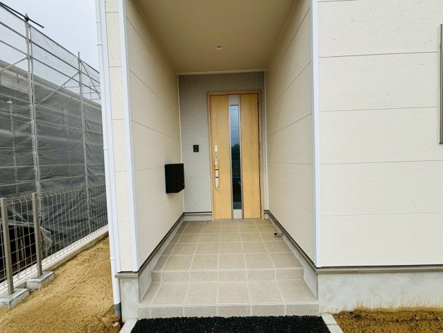 七栄第３３　新築戸建て　８号棟の玄関